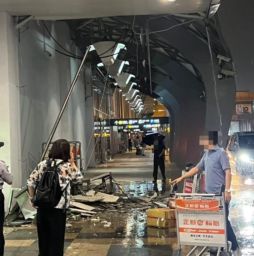 疑大雨惹禍！松山機場「屋頂崩塌」畫面曝　路過民眾嚇壞