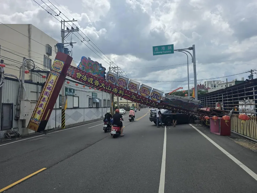 影/中台灣驚見「知名廟宇牌樓慘遭撞爛」！倒塌慘烈直擊