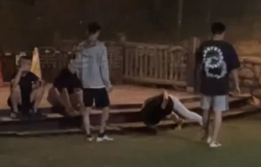 偷吃友人女友自請談判！頭腳撐地道歉　他：看起來更有誠意