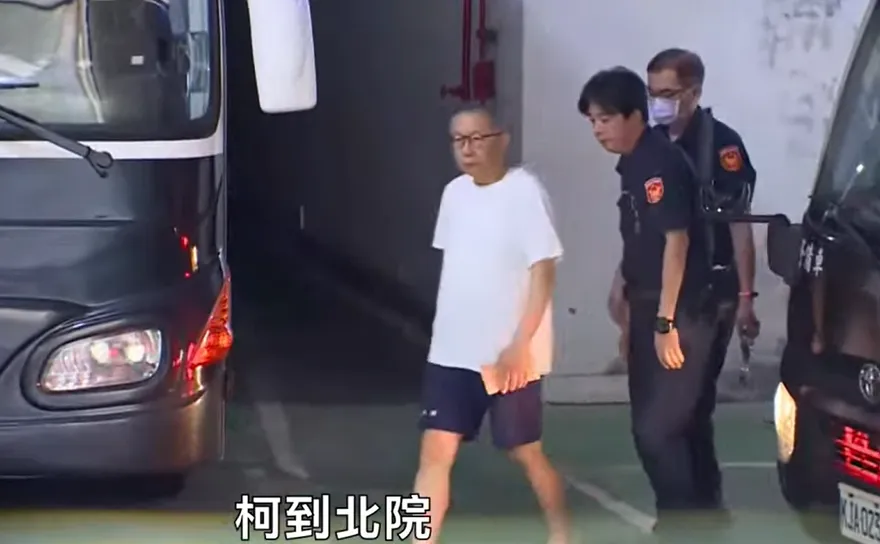 柯文哲身後執法人員神似賴清德！網全笑翻：親力親為？