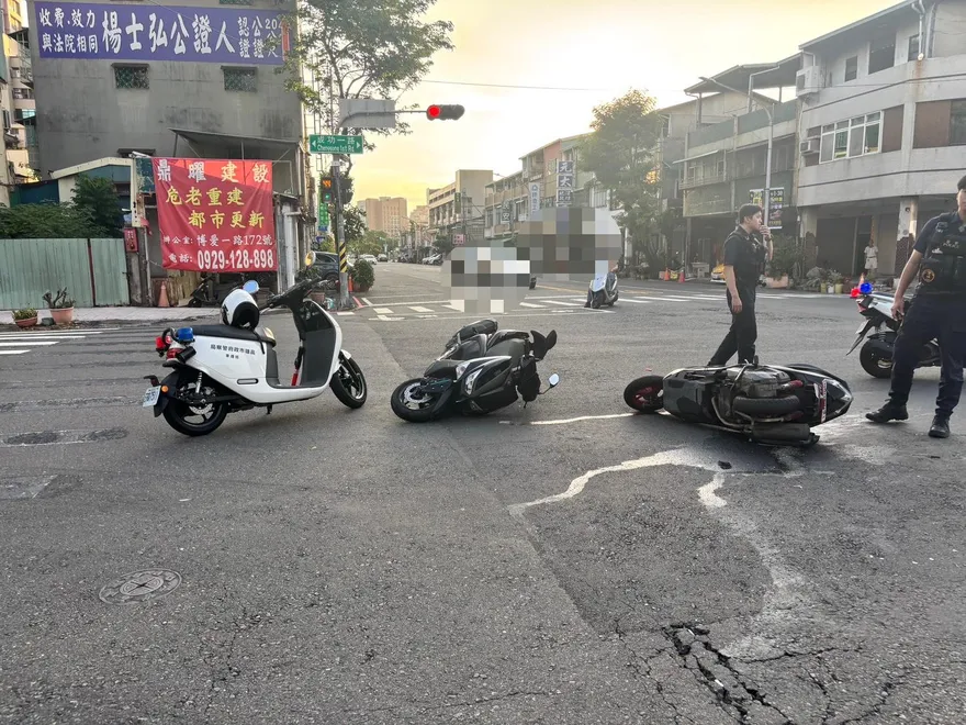影/路口3機車禮讓救護車反「撞成一團」　疑未安全車距惹禍