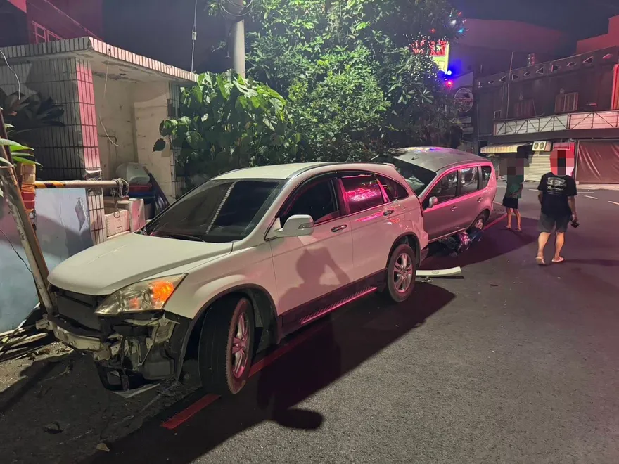 高雄男酒駕倒車失控！連撞7汽車1機車共8車遭殃