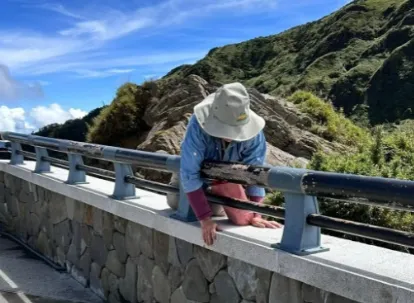 武嶺亭驚見大媽「翻越護欄」拍網美照　一票網友撻伐