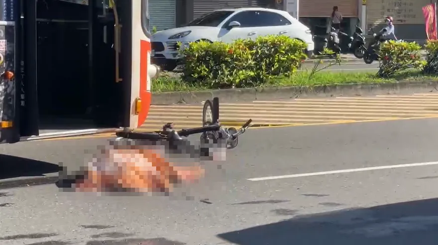 影/嘉義死亡車禍！8旬婦騎單車過馬路　遭右轉公車輾斃