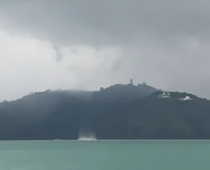 影/日月潭現水龍捲！漏斗雲直撲玄光寺　遊船驚險躲過