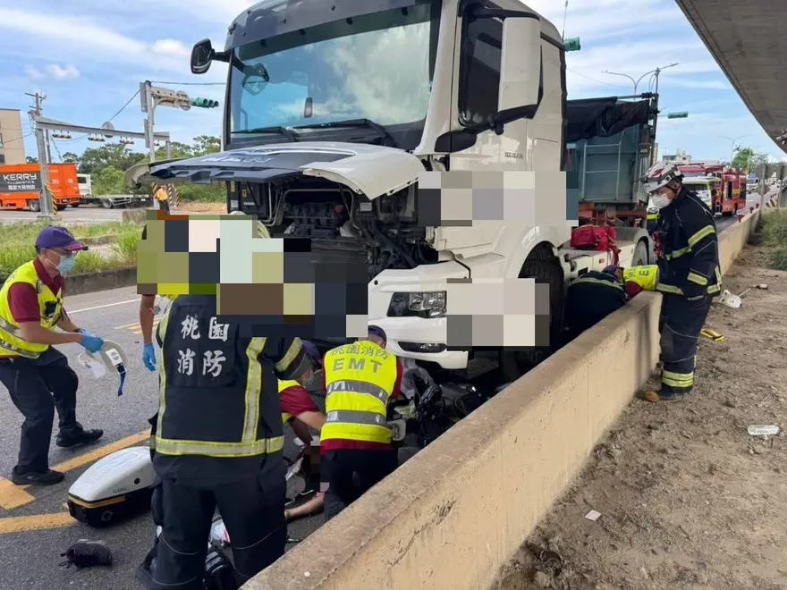 影/通通救不回來！桃園夫妻雙載「遭捲入砂石車底」全慘死