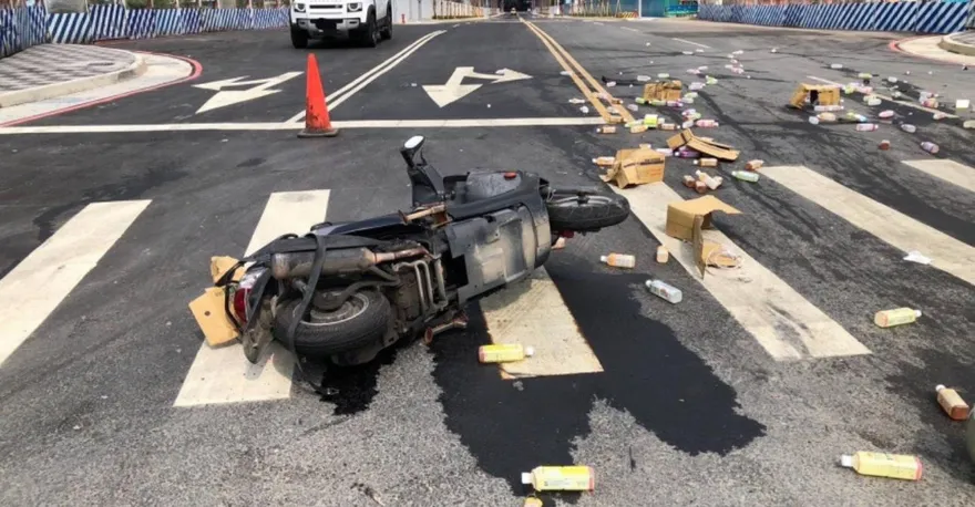 新莊女開車闖紅燈撞飛機車　送貨男「髖關節斷裂」重傷