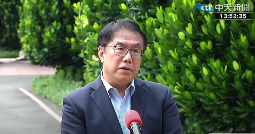 女高中生冒用黃偉哲照「喊放颱風假」！法官裁定不罰