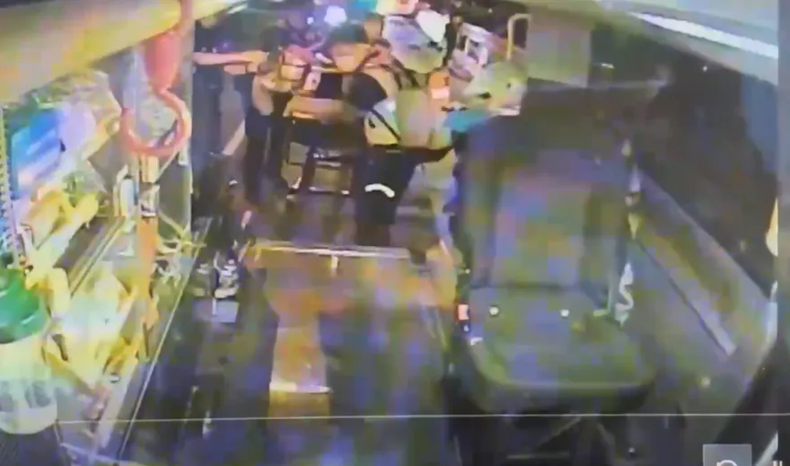 影/鳳鼻隧道「掛假車牌拒檢逃逸」自撞護欄　男女共赴黃泉