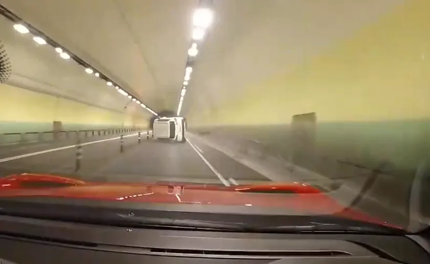 影/休旅車行駛內湖康樂隧道突失控 　擦撞護欄90度側翻