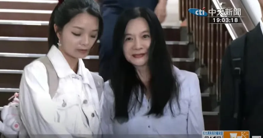 影/維持原裁定　應曉薇「女兒牽著走出北院」5度鞠躬致意