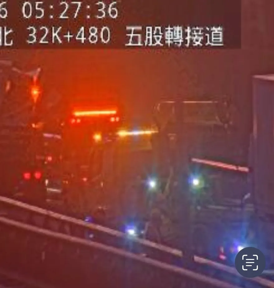 影/國1嚴重事故！大小貨車追撞「癱瘓匝道」釀回堵