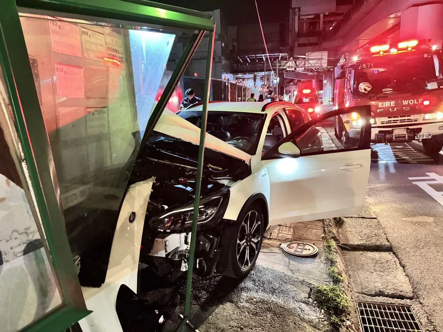 影/三峽慘烈事故！「小白高速撞進公車站」變形碎裂曝
