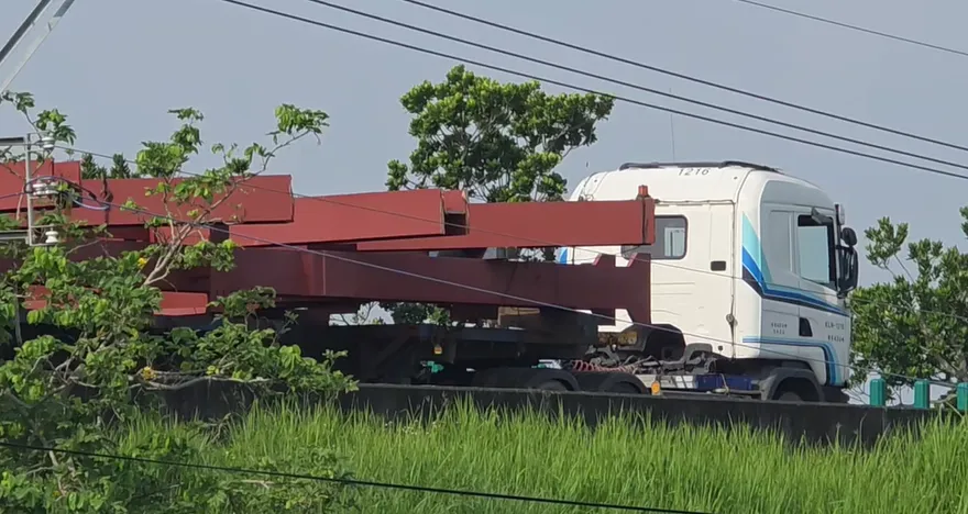 影/嘉義台82線聯結車鋼樑突掉落　嚴重回堵近2小時