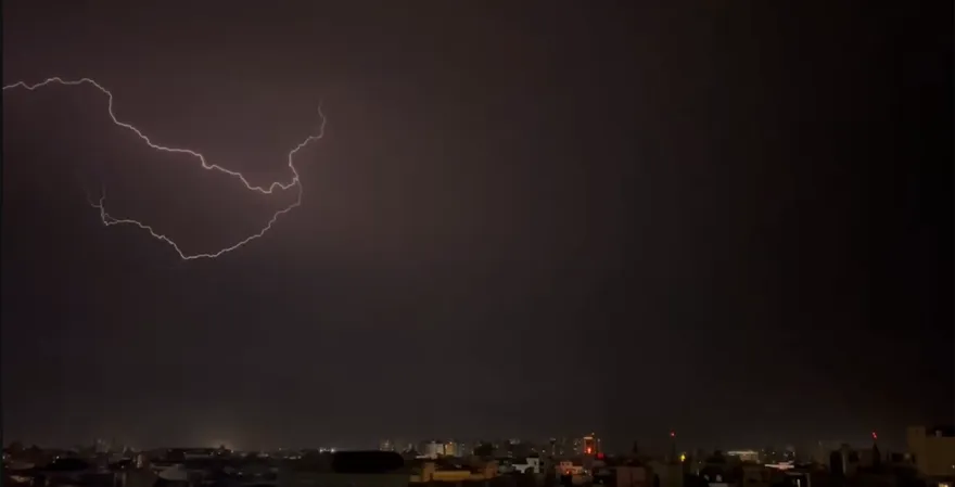 每2秒閃一次！閃電狂襲南台灣　氣象站揭原因