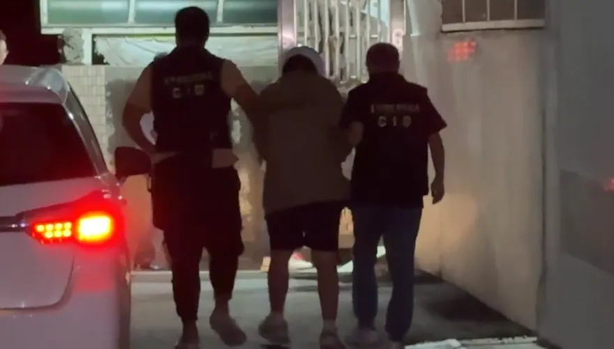 影/女大生凶殺案17歲嫌赴警局做筆錄　低頭下車畫面曝光