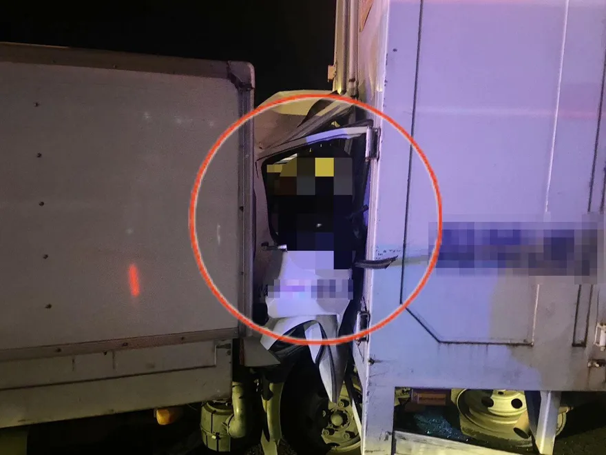 回天乏術！國1「4車追撞」車頭全扁「駕駛夾困慘死」