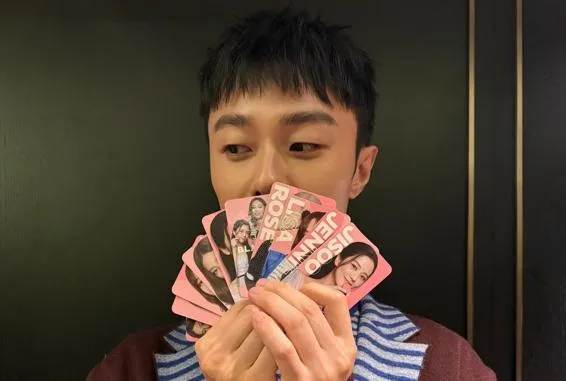 施柏宇赴韓宣傳！大展男友力替團隊下廚　嗨收BLACKPINK限量週邊