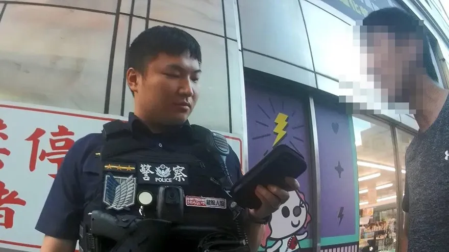 影/私校教師遭控欠債不還　男子校門口撒傳單被送法辦