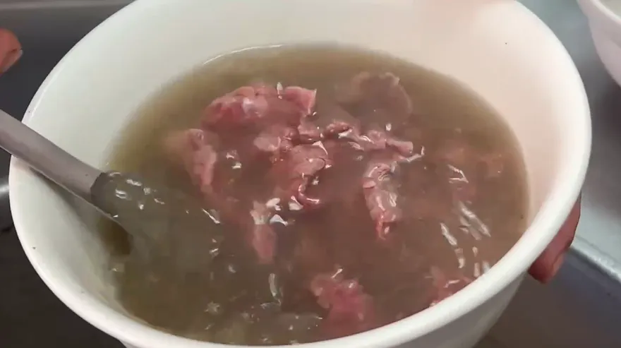 五告胎哥！吃牛肉湯「慈母拿醬料碟替兒刮痧」　店員直接丟掉