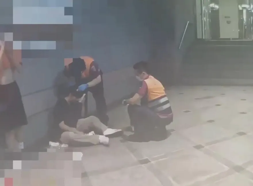 影/只因撞了一下！台大碩士生超商門口遭三節鞭砸頭