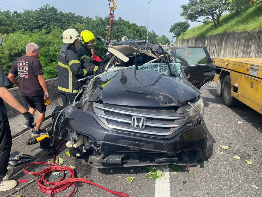國6草屯段嚴重車禍！休旅車墜邊坡「乘客噴飛」5傷急送醫