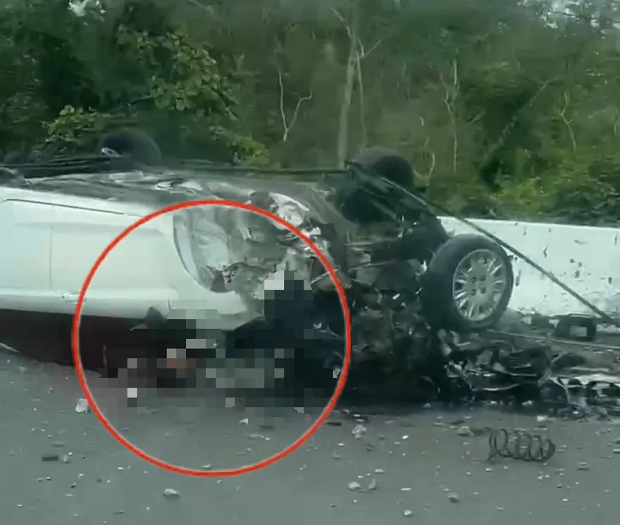 影/台南佳里重大車禍！自小客翻覆四輪朝天　駕駛卡車底