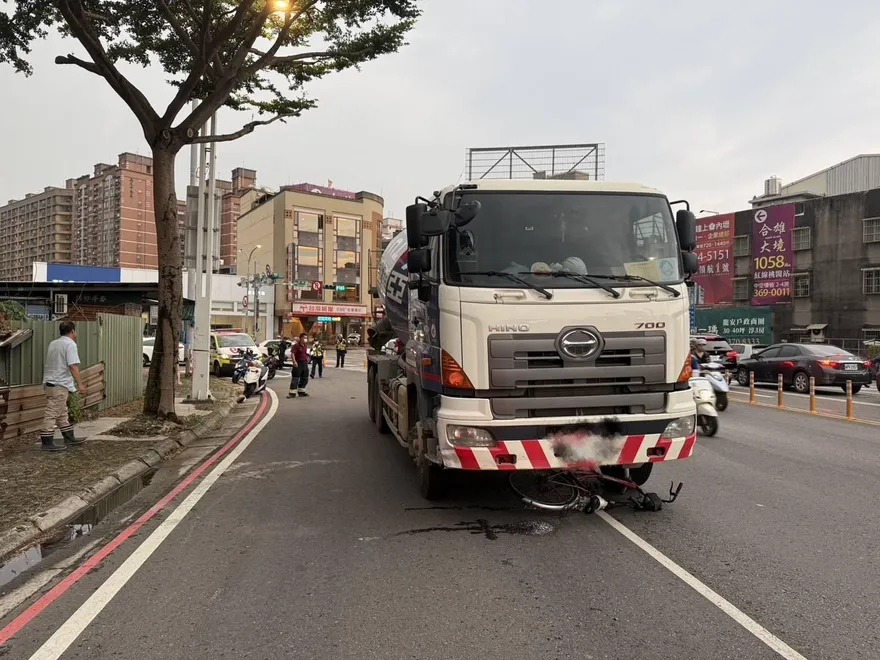 桃園大貨車右彎！自行車遭捲入吞車底　他送醫傷重不治