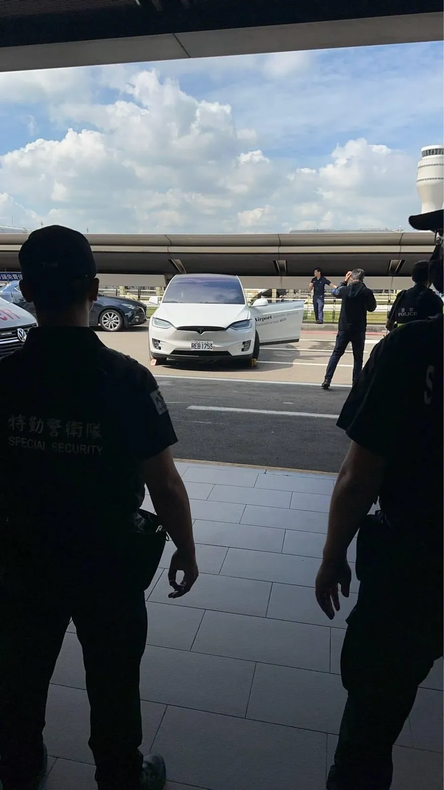 桃園機場傳槍響！疑白牌車拒檢還撞警　遭連開8槍截停