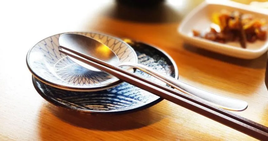 外出吃飯「熱水燙一下餐具」殺菌？　專家揭2條件才有效