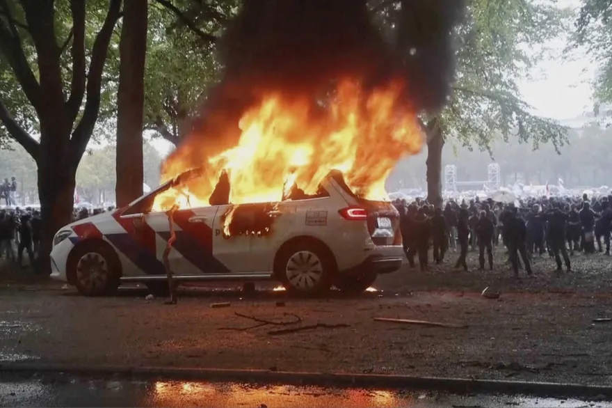 千人封鎖高速公路！荷蘭反移民示威爆衝突　警車被燒30人遭逮