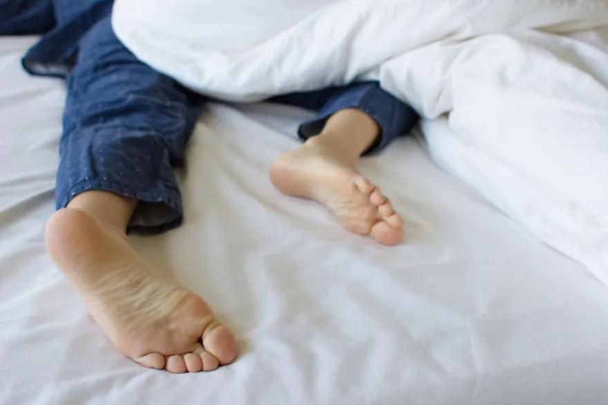 屁股翹高睡覺是警訊！女童肛門竟爬出3~4隻蟯蟲