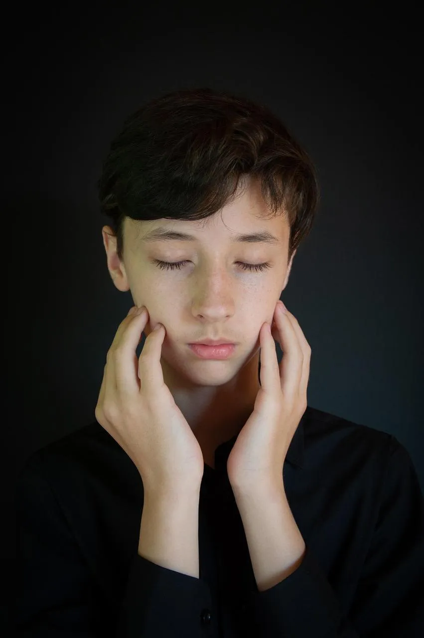 20歲男變白好納悶？醫揭「免疫系統作祟」