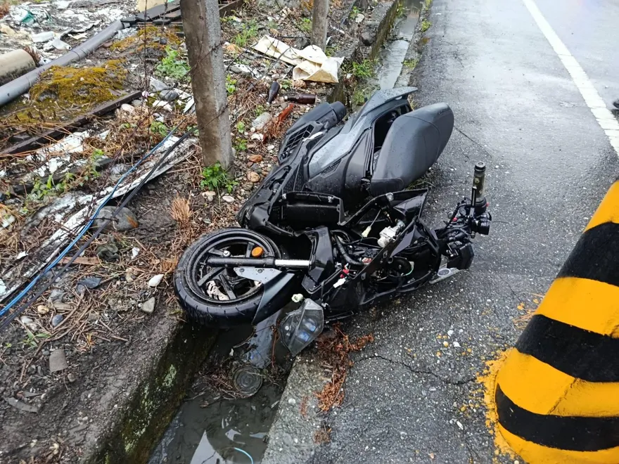 影/花蓮吉安清晨恐怖車禍　機車自撞電線桿1死1重傷