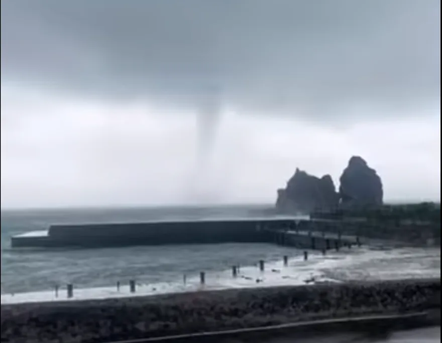 影/樺加沙暴風圈觸陸！綠島外海湧水龍捲　水柱衝雲霄