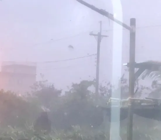 影/超大豪雨襲花東！蘇花公路現泥流瀑布　閃電點亮天空