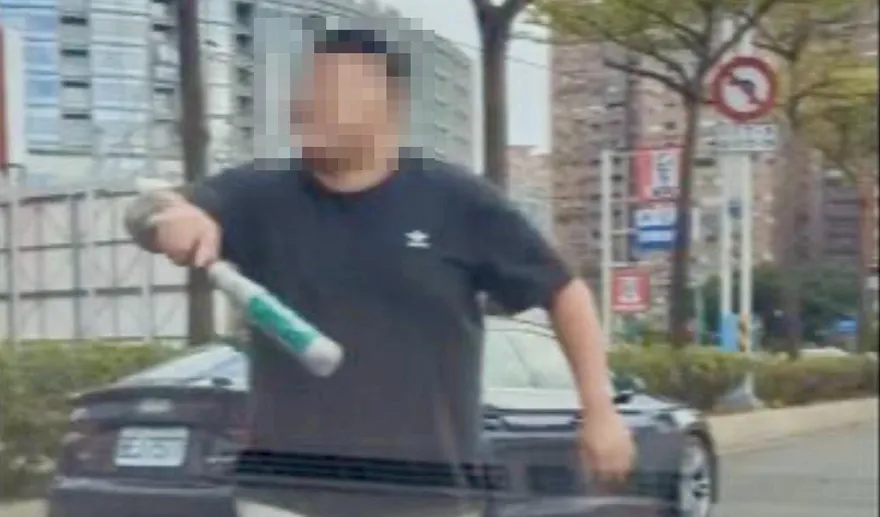 影/淡水賓士男攔車揮球棒嗆聲　警循線逮人送辦
