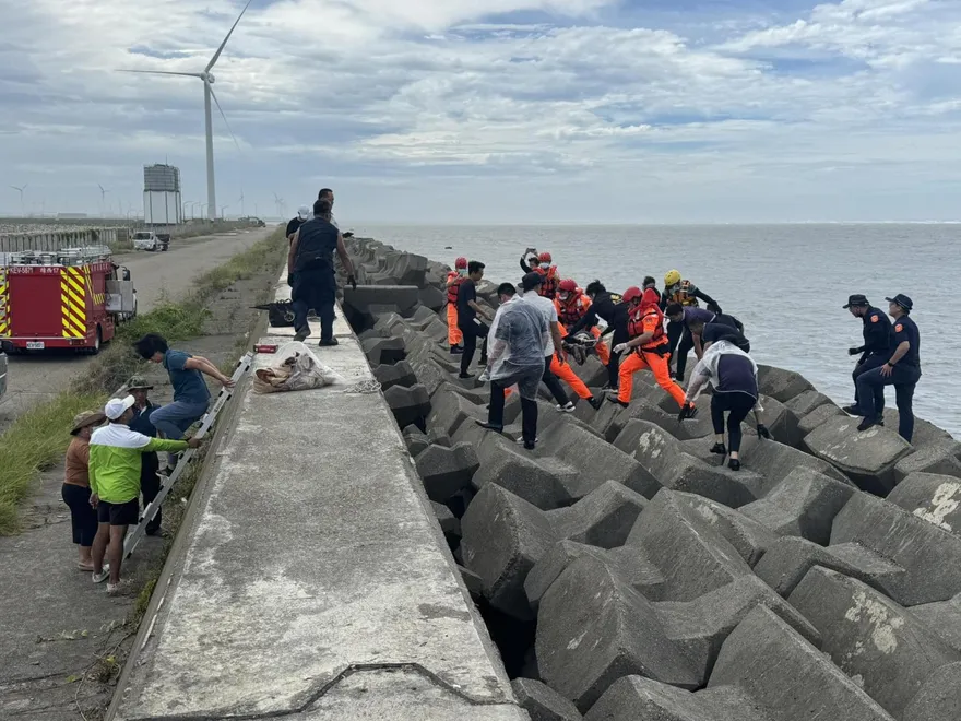 彰濱消波塊卡腳掌！現浮屍遊客嚇壞　確認是女性