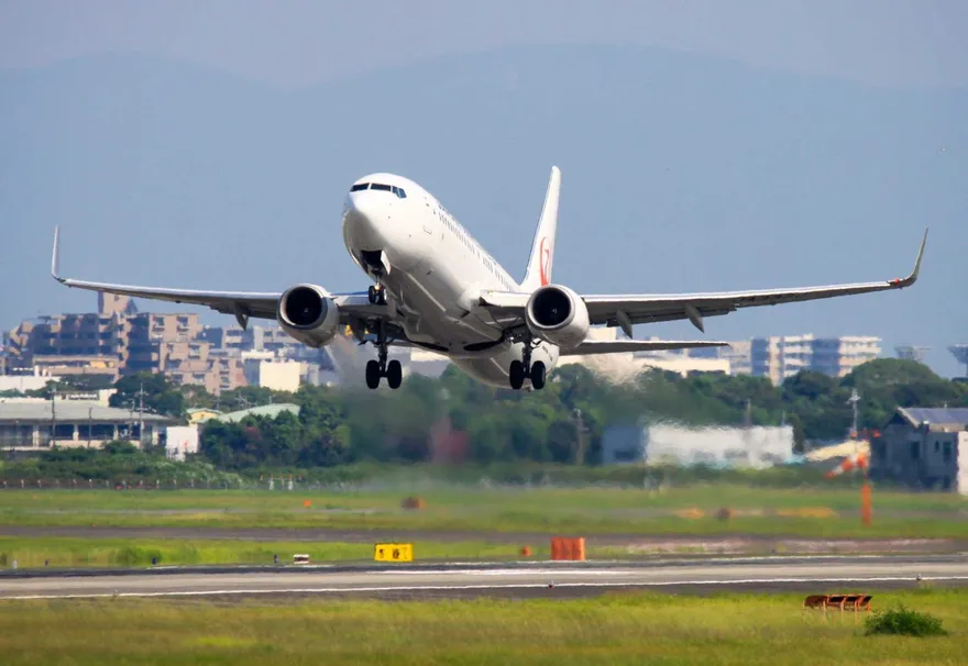 準備飛往羽田！日航客機起飛前突冒煙　機上245人急疏散