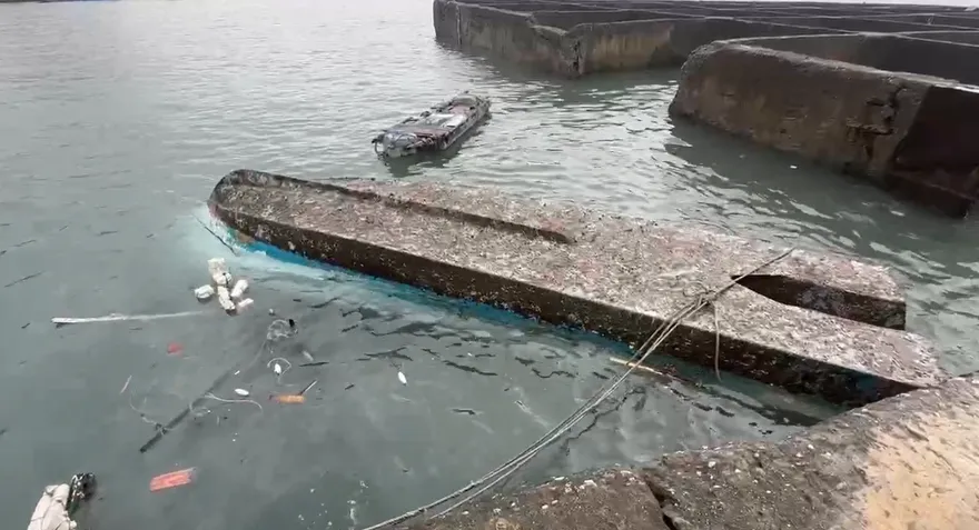 影/樺加沙掀巨浪！金樽漁港「漁船慘翻覆」　貨輪鐵皮毀損