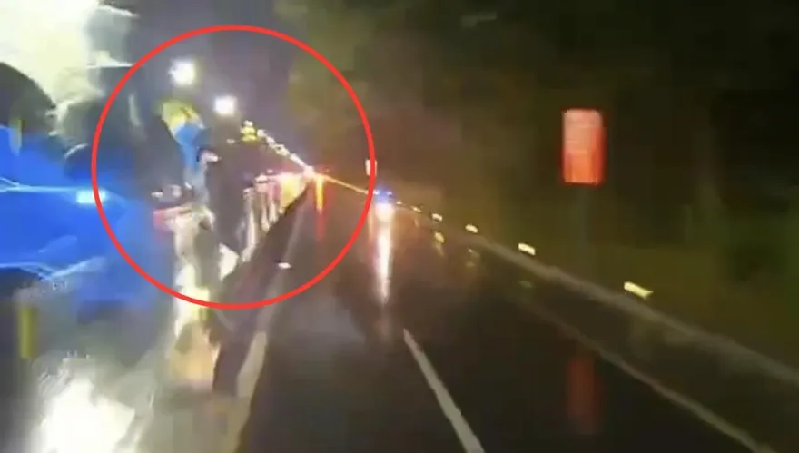 影/颱風夜北市女騎機車載兒　撞分隔島前翻慘摔送醫