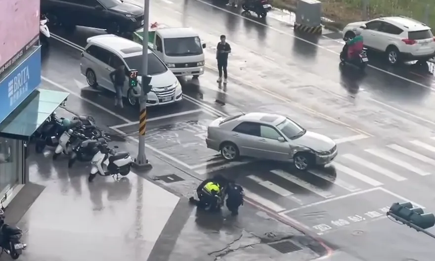 影/男闖紅燈連環撞！車上搜出喪屍煙彈　台南好市多旁驚魂記