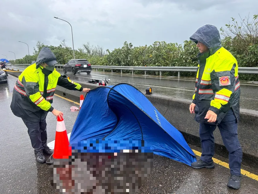 萬里52歲女騎士自撞分隔島　命喪對向水泥車輪下