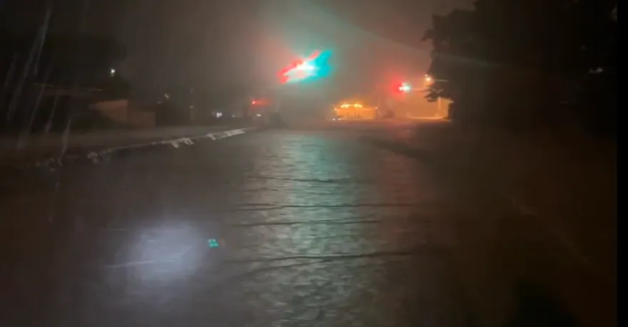 影/持續風雨交加！花蓮光復聯外道路全斷　民眾、義消與警察受困路邊