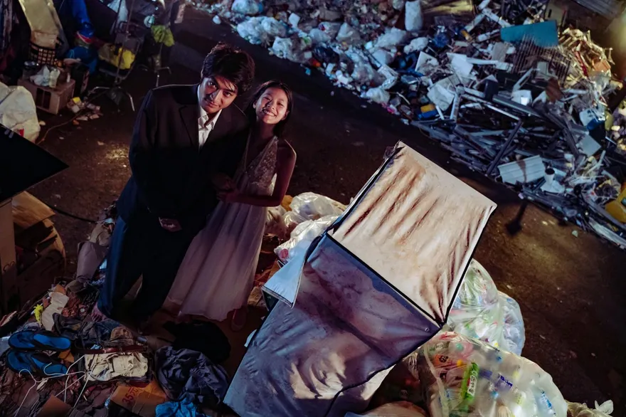 潘綱大選垃圾堆約會！柯泯薰竟喊浪漫　遭導演虧：病得不輕