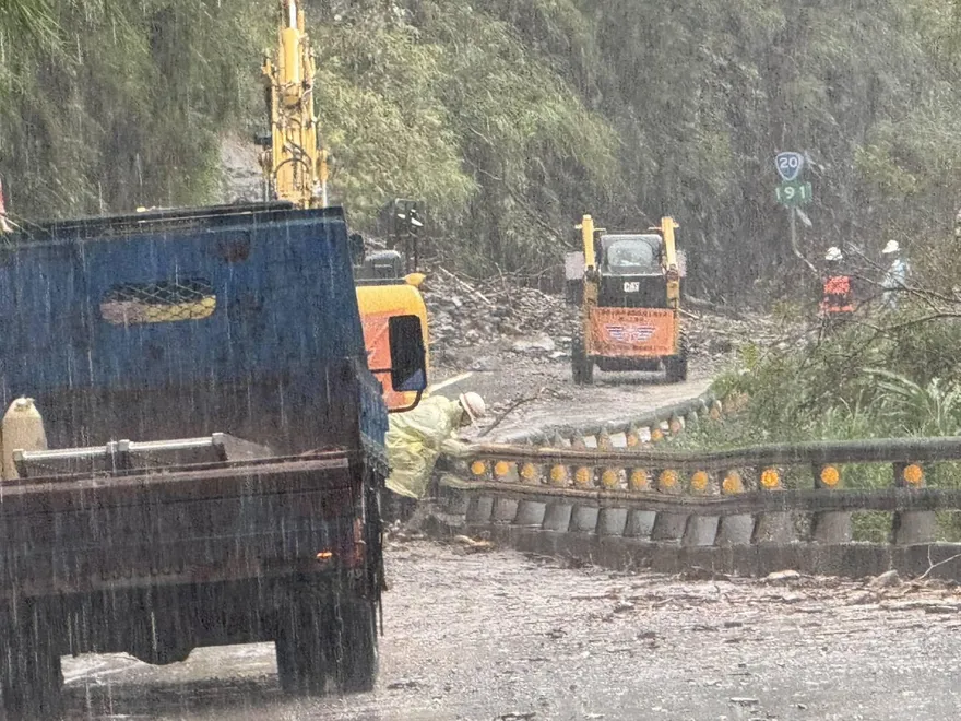 漏夜下雨都不停！台東鹿鳴橋土石流　泥流蔓延至橋面