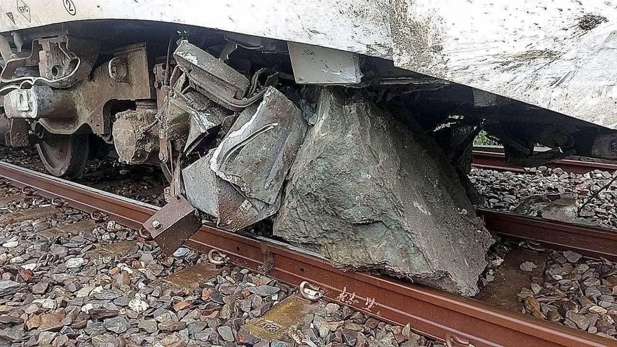 台鐵423次列車撞落石出軌　「山里到鹿野」路線中斷