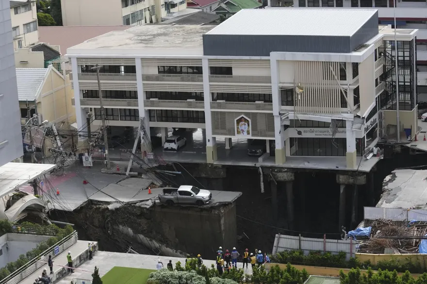 曼谷市區突現「天坑」持續擴大！受災建築地基外露、搖搖欲墜