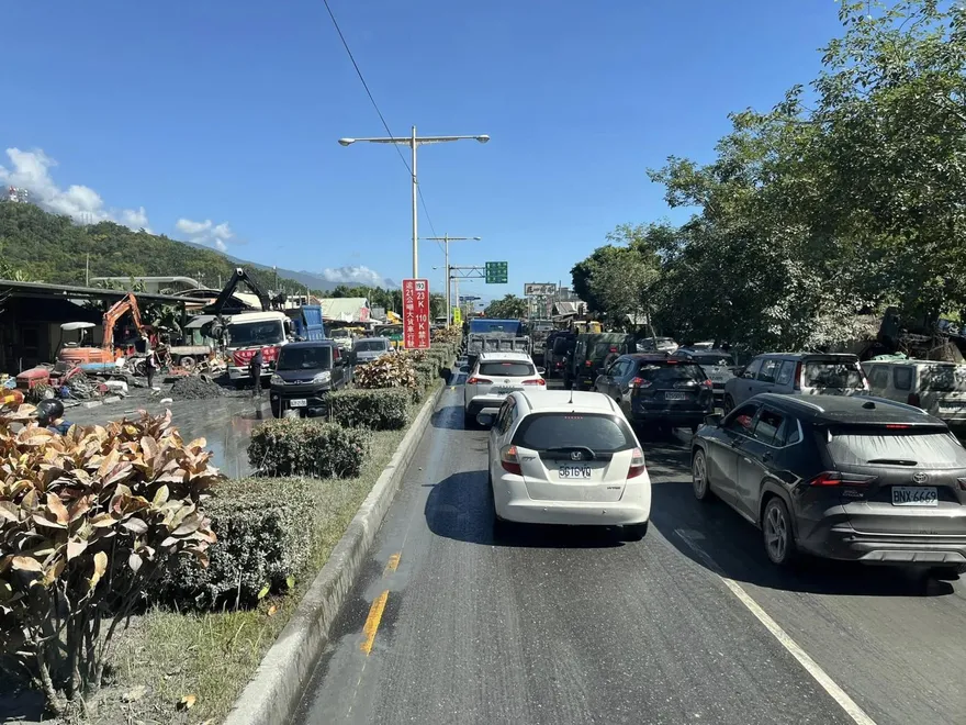 花蓮救災車流癱瘓交通　網友籲：別再開車進入