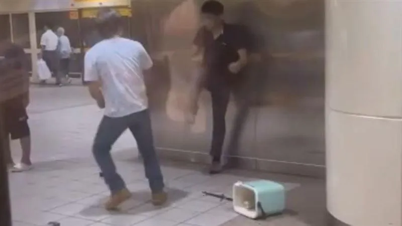 影/北捷驚見肢體衝突！2男「月台上激烈互毆」還狂「掉寶」